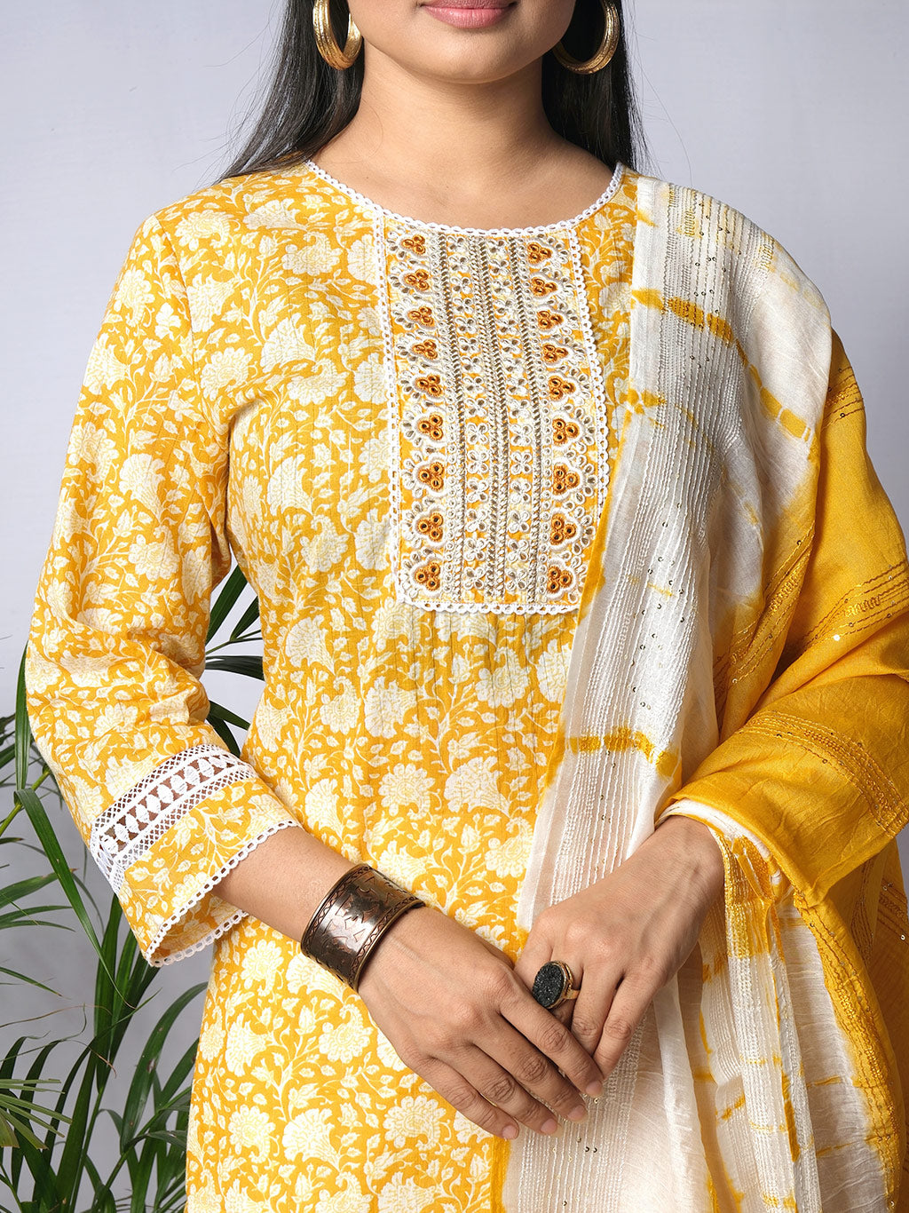 ekisha's yellow kurta set with dupatta, detailed view