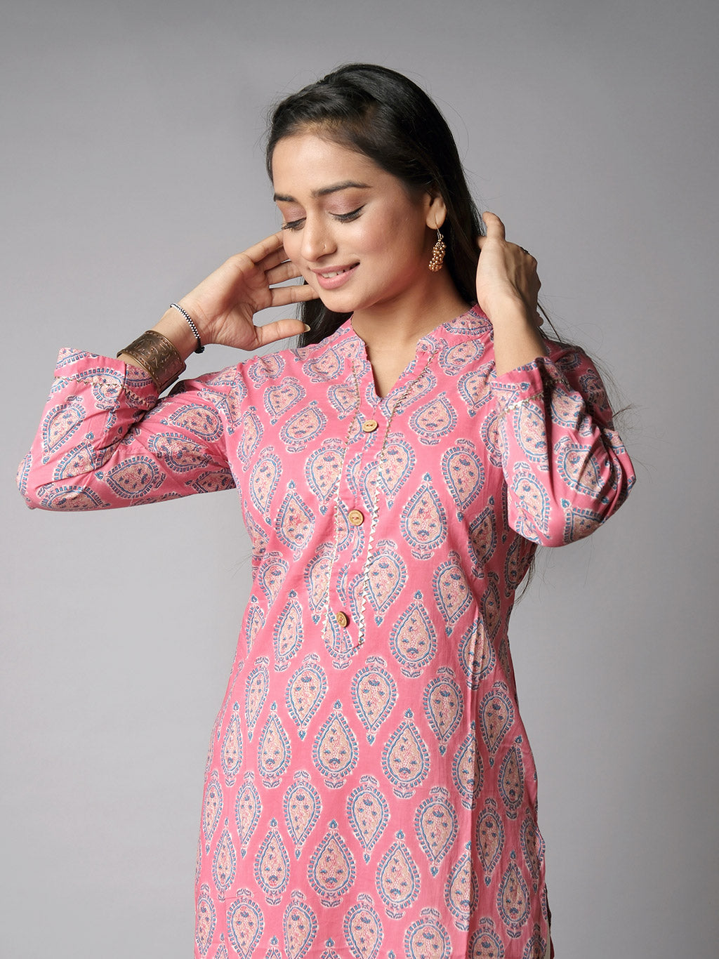 Pink kurta, side view