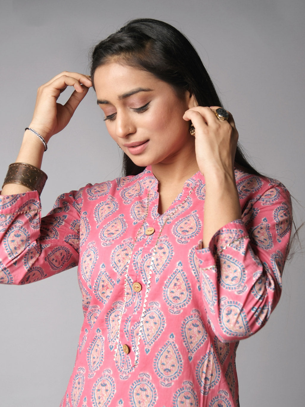 Pink kurta, detailed view